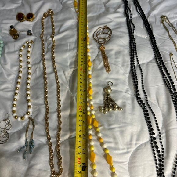 Assortment of Vintage Fashion Jewelry. - Picture 4 of 4